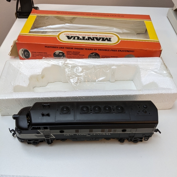 MANTUA New York Central 1650 Locomotive w Operating Headlight Engine 411-22 , HO - Picture 3 of 16